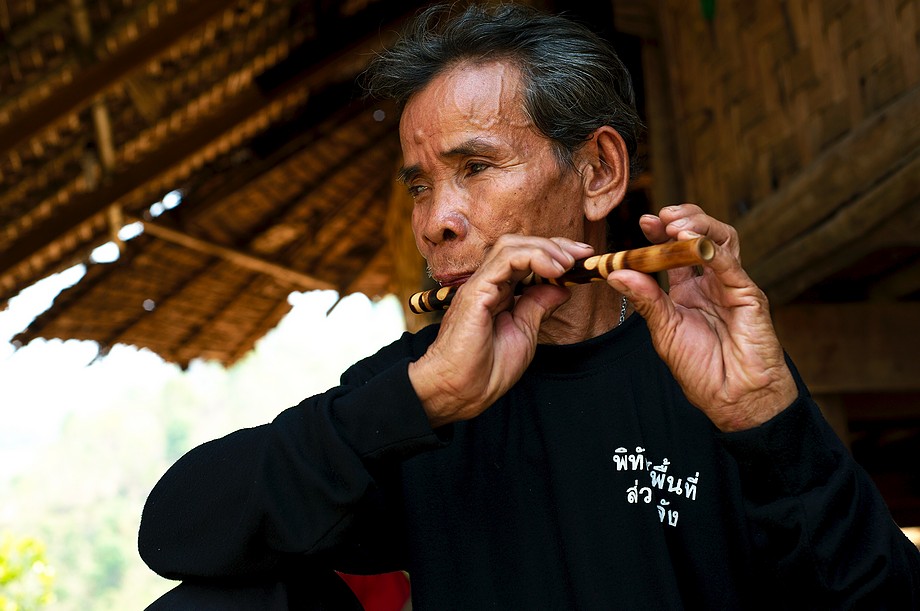 Tajlandia, Mae Suai-U, mężczyzna gra na podarowanym mu flecie (Na północy Tajlandii i Laosu)